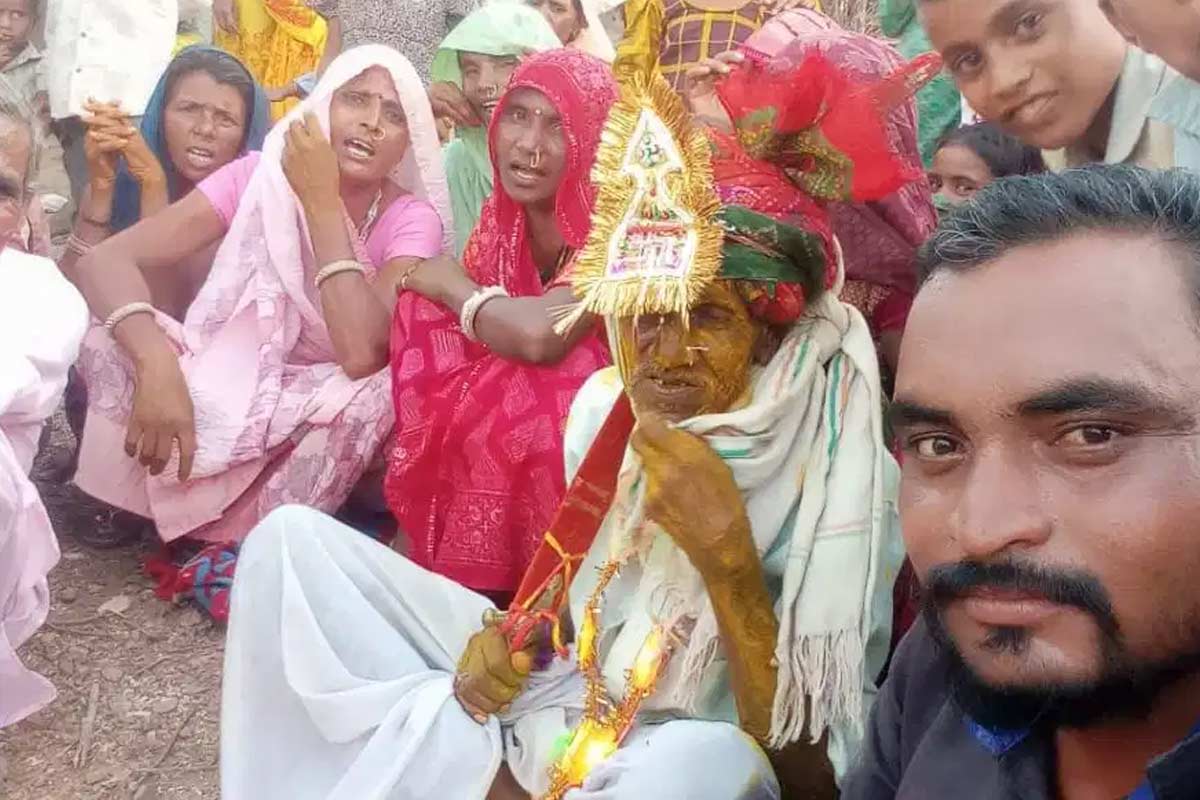 ৬০ বছরের বর, ৫৮-র কনে! পঁচিশ বছর লিভ-ইন সম্পর্কে থাকা বাবা-মায়ের বিয়ে দিলেন সন্তানরা