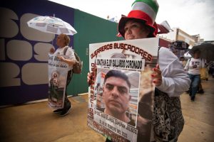 বিশ্বকাপ যেন প্রহসন, উৎসব ভুলে স্টেডিয়ামে ছেলে-মেয়ের শব খুঁজছে মায়েদের ‘সার্চ পার্টি’