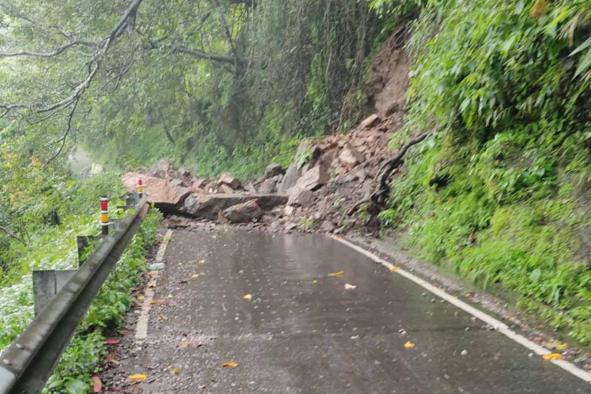 Tourists in trouble in North Bengal due to flood and heavy rain