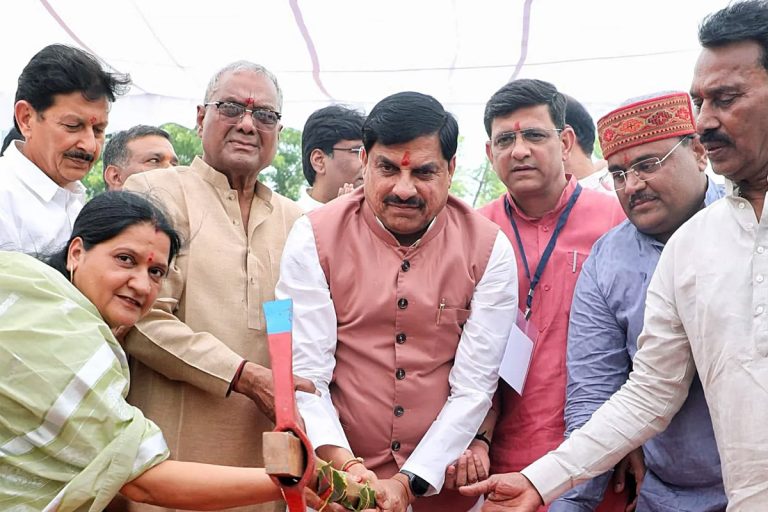 এবার বড়সড় জমি কেলেঙ্কারি মধ্যপ্রদেশের উজ্জয়িনীতে, কাঠগড়ায় খোদ মুখ্যমন্ত্রীর পরিবার