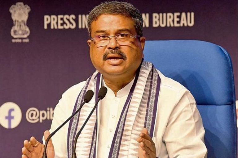 ‘ভুল হয়েছিল, রি-নিটে শুধরে নিয়েছি’, প্রশ্নফাঁস নিয়ে স্বীকারক্তি কেন্দ্রীয় শিক্ষামন্ত্রীর