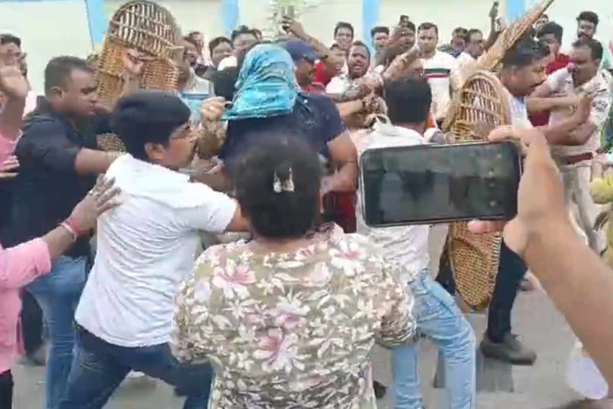 ডিম হামলা, জুতোপেটা! নৈহাটিতে ধৃত তৃণমূল নেতার ছেলেকে দেখেই আছড়ে পড়ল জনরোষ