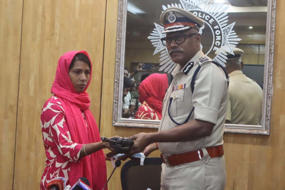 মাথার দাম ছিল ১০ লাখ, লালবাজারে আগ্নেয়াস্ত্র-সহ আত্মসমর্পণ ঝাড়গ্রামের মাও নেত্রী পুষ্পার