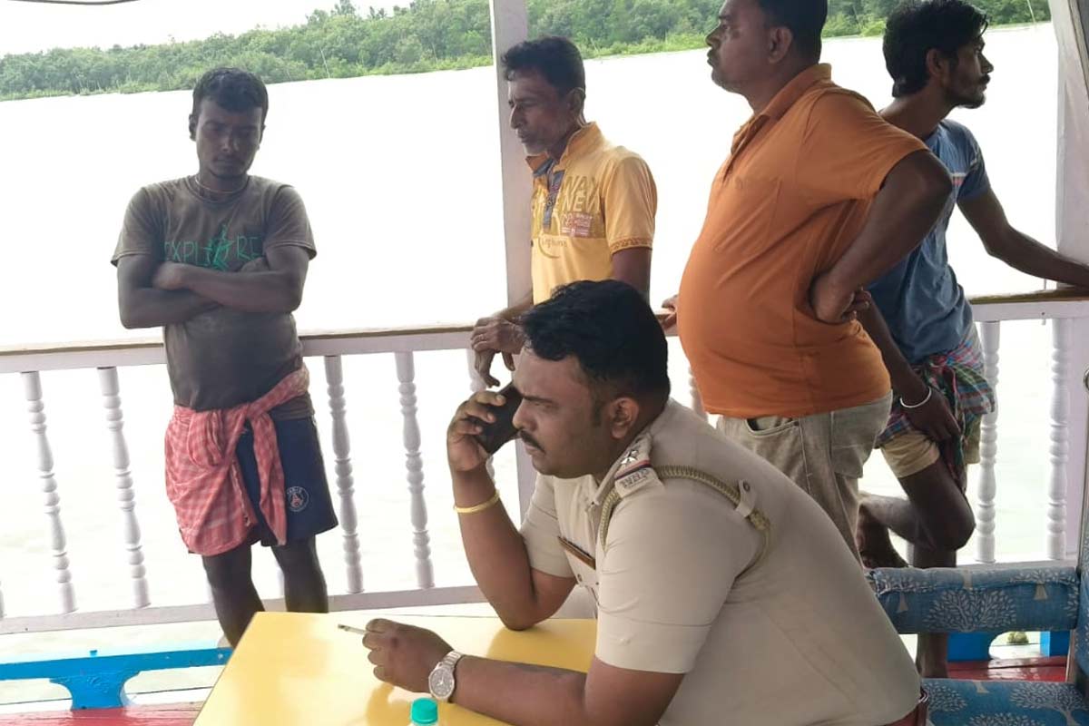 সমুদ্র থেকে ফেরার পথে দুর্ঘটনা! ট্রলার থেকে নদীতে পড়ে নিখোঁজ মৎস্যজীবী