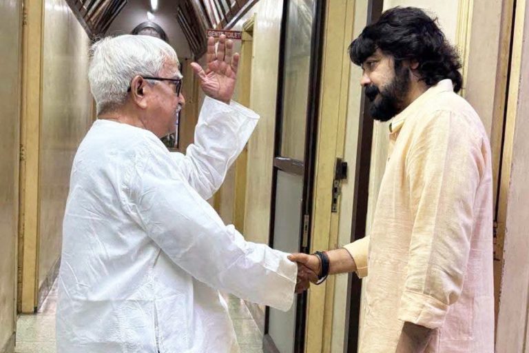 আচমকাই আলিমুদ্দিনে প্রসেনজিৎ, বিমান বসুর সঙ্গে সিনেআড্ডায় কী কথা হল?