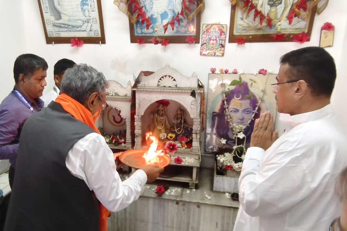 বিধানসভায় ‘মন্দির’, বাজেট পেশের আগে পুজো স্বপন-শুভেন্দুর