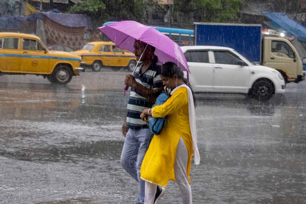 দুপুর নাকি রাত! ভরদুপুরে কলকাতায় বজ্রবিদ্যুৎ-সহ বৃষ্টি, হলুদ সতর্কতা জারি একাধিক জেলায়
