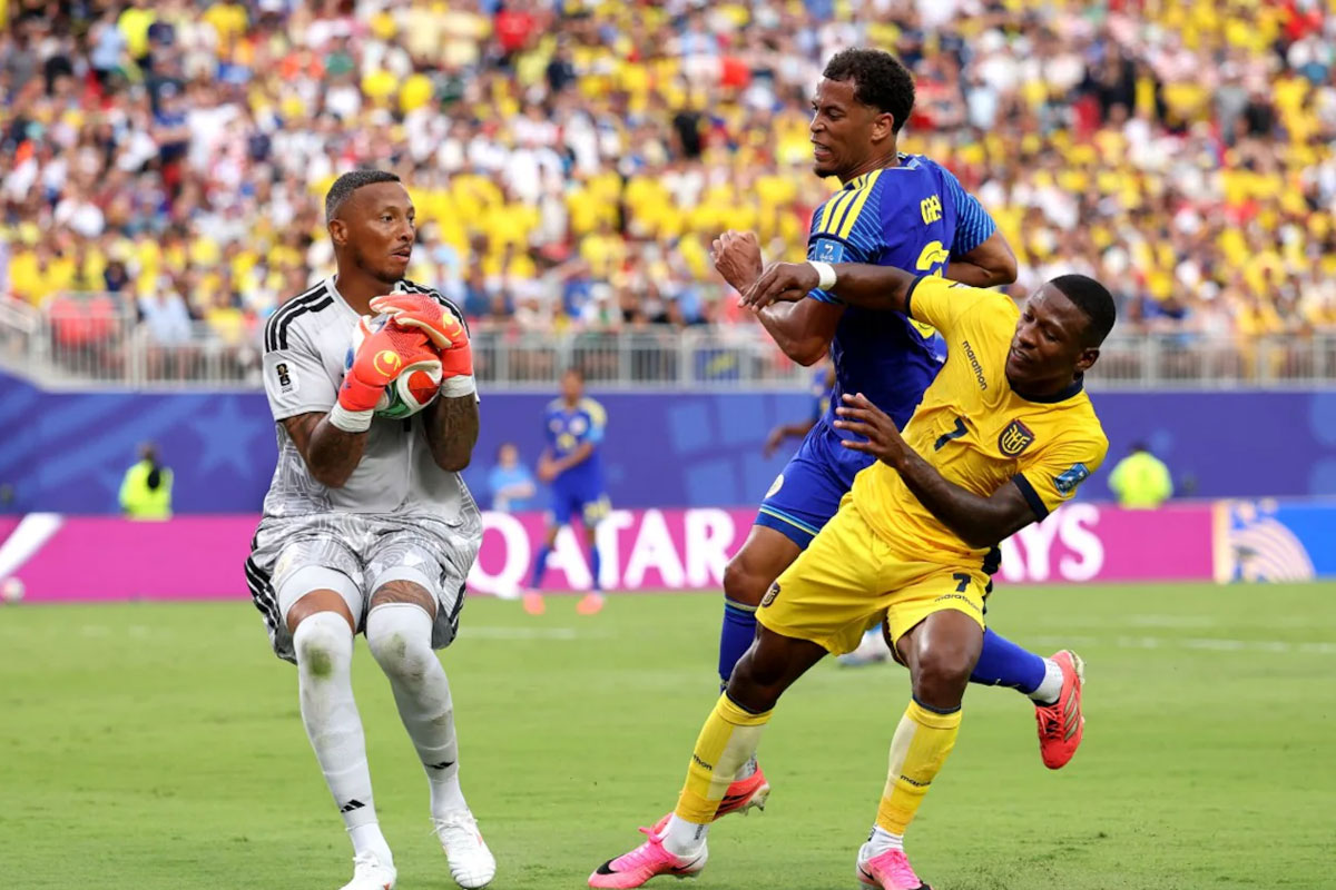 Curacao's GK Eloy Room