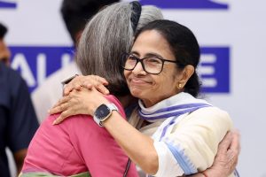 দলে ভাঙনের মধ্যেই সোনিয়া সাক্ষাতে মমতা, কী কথা হল?