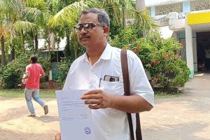 পুরুলিয়াতেও পুরুষ ‘অন্নপূর্ণা’, প্রশাসনের দ্বারস্থ এসইউসিআই নেতা