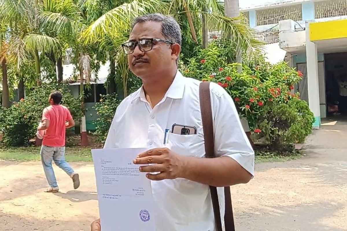 পুরুলিয়াতেও পুরুষ ‘অন্নপূর্ণা’, প্রশাসনের দ্বারস্থ এসইউসিআই নেতা