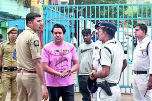 ৭০ লক্ষ টাকা ‘তোলাবাজি’, গ্রেপ্তার ফিরহাদ ‘ঘনিষ্ঠ’ প্রাক্তন কাউন্সিলর শামস ইকবাল