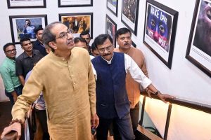 দ্বিখণ্ডিত শিব সেনায় ফের ভাঙনের ইঙ্গিত, উদ্ধবের হাত ছাড়তে পারেন ১৬ বিধায়ক ও ৭ সাংসদ
