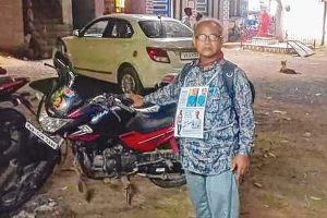 মেয়ে নিখোঁজ ৩ মাস! গলায় প্ল্যাকার্ড ঝুলিয়ে রাস্তায় রাস্তায় খুঁজছেন ‘অসহায়’ বাবা