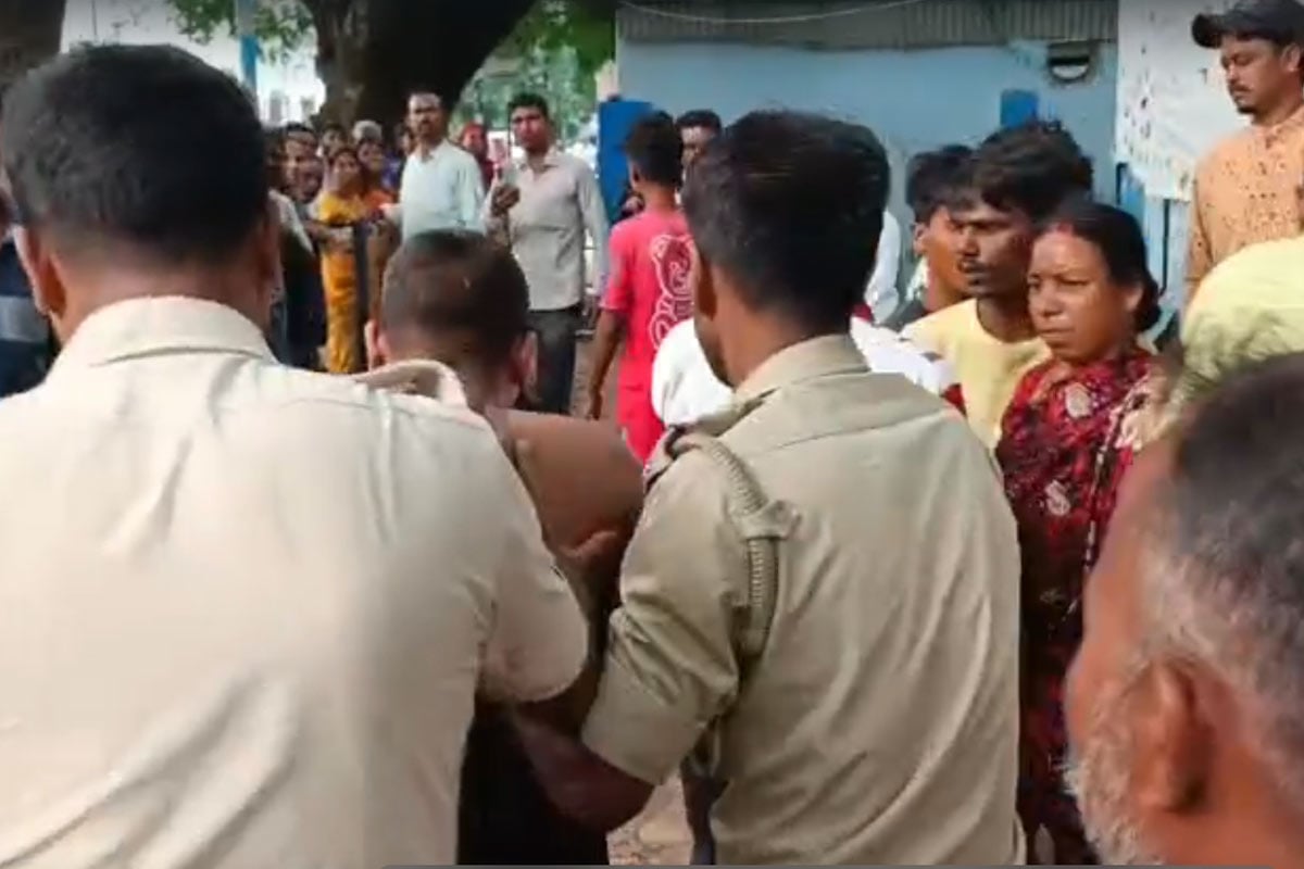 হাসপাতালের লিফটে নাবালিকাকে যৌন হেনস্তা! সিউড়িতে যুবককে ‘গণধোলাই’ উত্তেজিত জনতার
