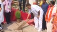 সাতসকালে ঝাঁটা হাতে মুখ্যমন্ত্রী শুভেন্দু, নিজেই পরিষ্কার করলেন বাগবাজার গঙ্গার ঘাট