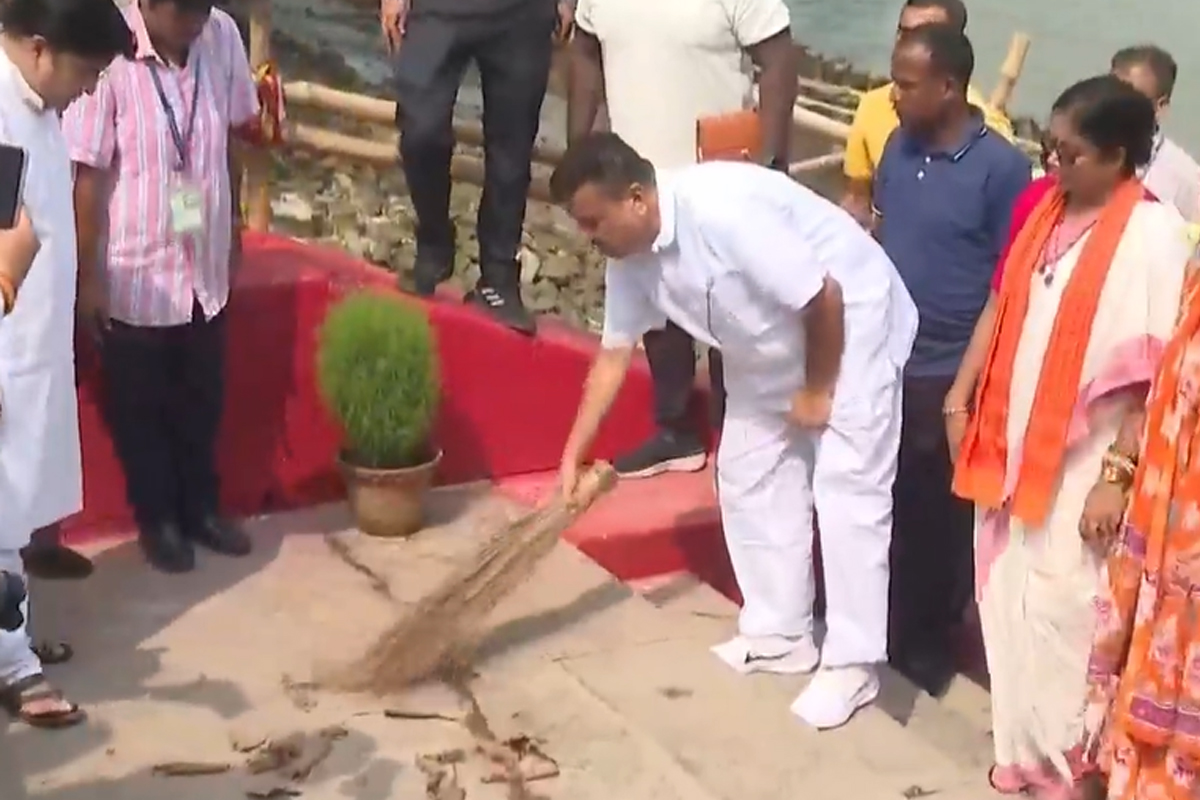 সাতসকালে ঝাঁটা হাতে মুখ্যমন্ত্রী শুভেন্দু, নিজেই পরিষ্কার করলেন বাগবাজার গঙ্গার ঘাট