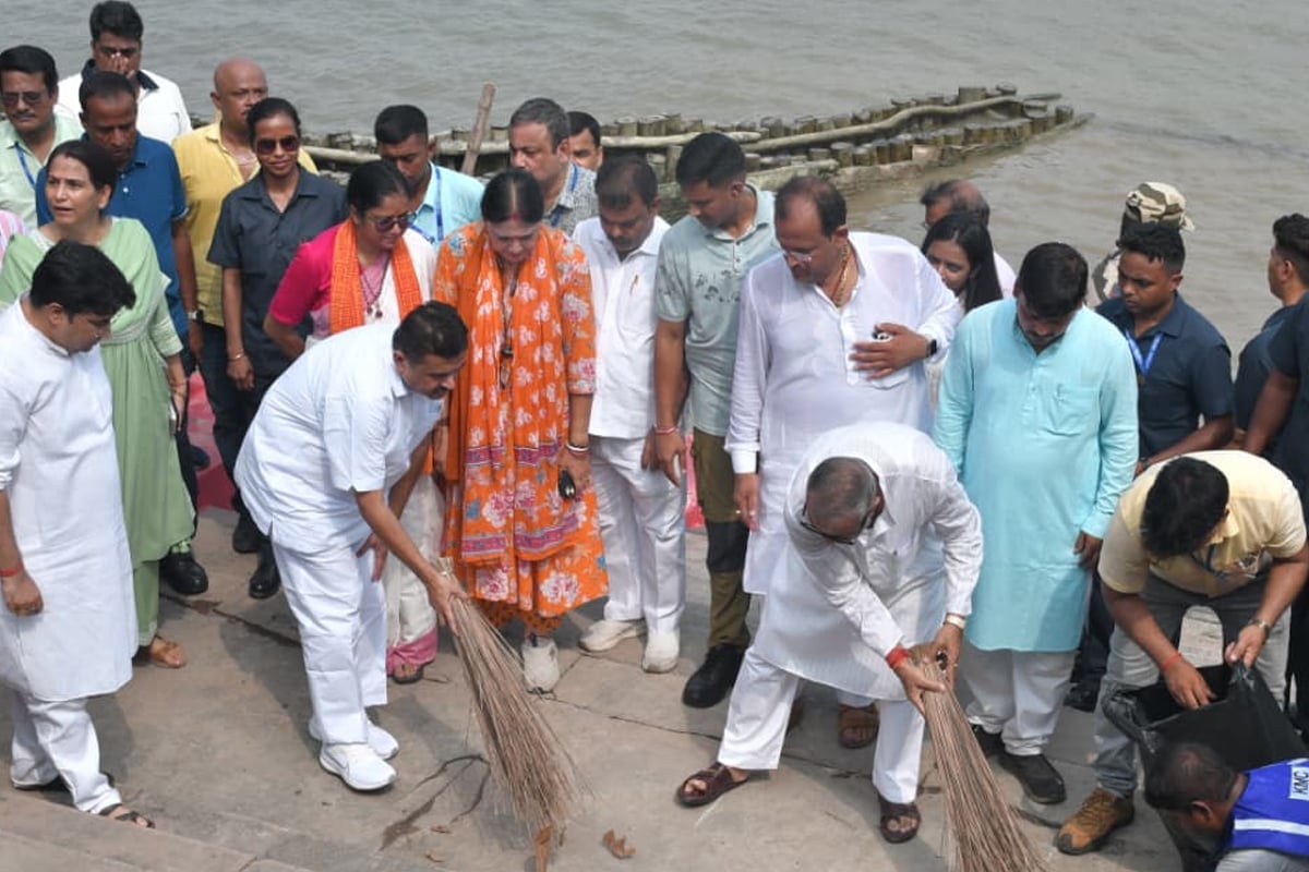 সাতসকালে ঝাঁটা হাতে মুখ্যমন্ত্রী শুভেন্দু, নিজেই পরিষ্কার করলেন বাগবাজার গঙ্গার ঘাট