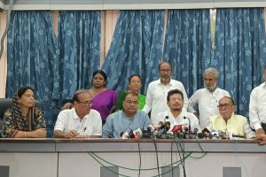 ‘আসল তৃণমূলে’ ৫৮ বিধায়ক, মমতা থাকুন পরামর্শদাতা হয়ে, বলছেন বিরোধী দলনেতা ঋতব্রত