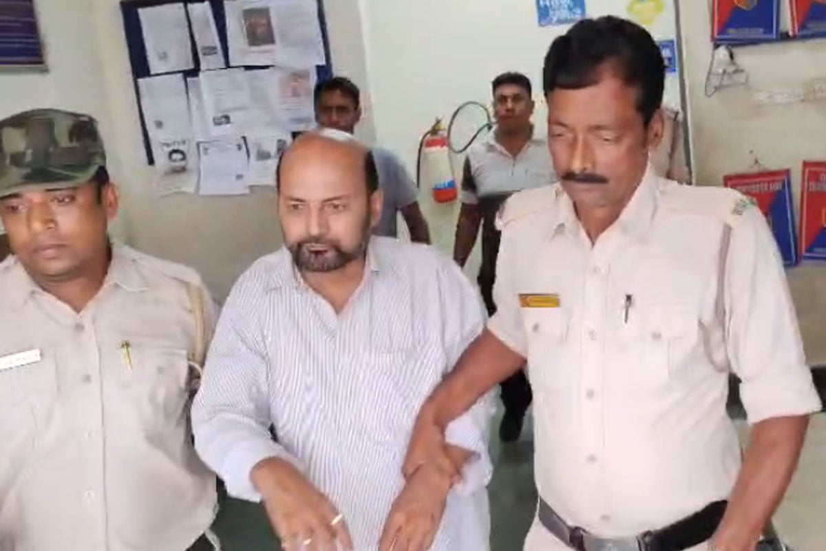 ২৭ লক্ষ টাকা তছরুপ! গ্রেপ্তার উত্তর ২৪ পরগনা জেলা পরিষদের কৃষি ও সেচ কর্মাধ্যক্ষ, উঠল ‘চোর’ স্লোগান