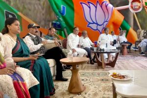 পচা ডিমের ভয়, নাকি পদের মোহ! কোন অঙ্কে পদ্মবনে তৃণ-সাংসদরা, নেপথ্যে কোন সমীকরণ?