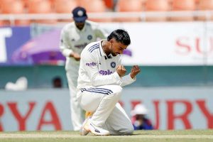 অভিষেকেই ‘দুরন্ত ঘূর্ণি’ সুথারের, দ্বিতীয় দিনেই জয়ের গন্ধ পাচ্ছে টিম ইন্ডিয়া
