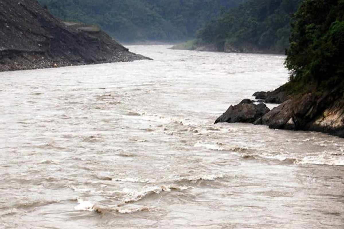 বর্ষার শুরুতেই বিপদসীমা ছুঁইছুঁই তিস্তা, সন্ধ্যা ঘনালেই জারি হচ্ছে সতর্কতা