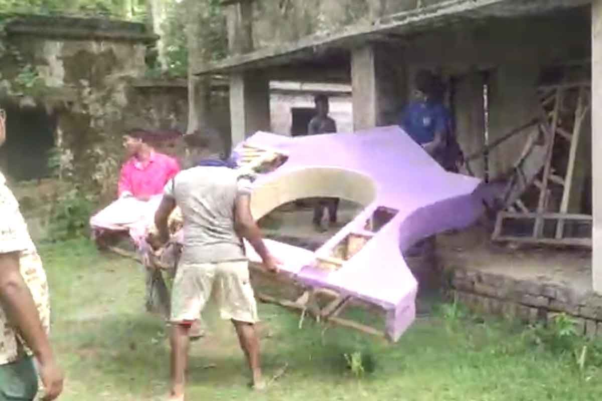 থ্রেট কালচারে ভিত হেডমাস্টার! স্কুলে গুদাম তৃণমূল ‘দাদা’র, পালাবদলের পর উদ্ধার করল গ্রামবাসীরা