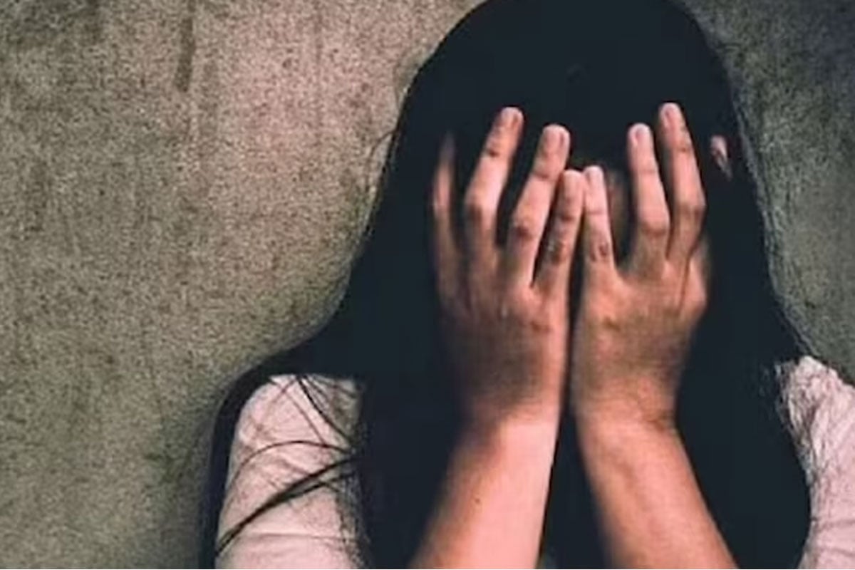 মাথায় বন্দুক ঠেকিয়ে পুত্রবধূকে লাগাতার ধর্ষণ শ্বশুরের! বাপের বাড়ি যেতেই ফোনে তিন তালাক স্বামীর