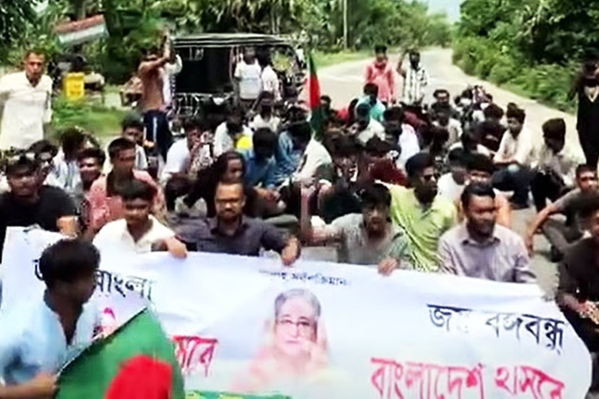 তারেক জমানাতেও বদলাল না ছবি! গোপালগঞ্জে মুজিবের ম্যুরালে কালি, বিক্ষোভে ছাত্রলিগ