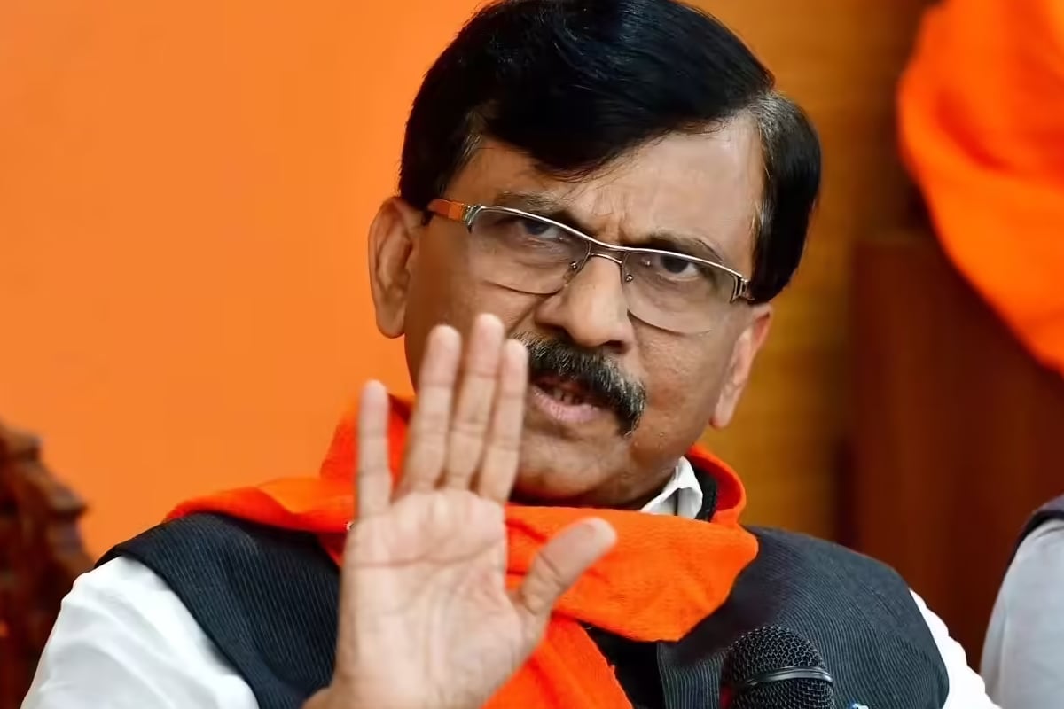 ‘বেইমান, অসততা ওদের রক্তে’, উদ্ধব শিবিরের ‘বিদ্রোহী’ সাংসদদের তোপ সঞ্জয়ের