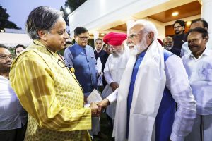 ভারতীয় নাবিকদের মৃত্যুতে ট্রাম্পকে উষ্মা প্রকাশ! মোদির প্রশংসায় থারুর, কংগ্রেসকে খোঁচা বিজেপির