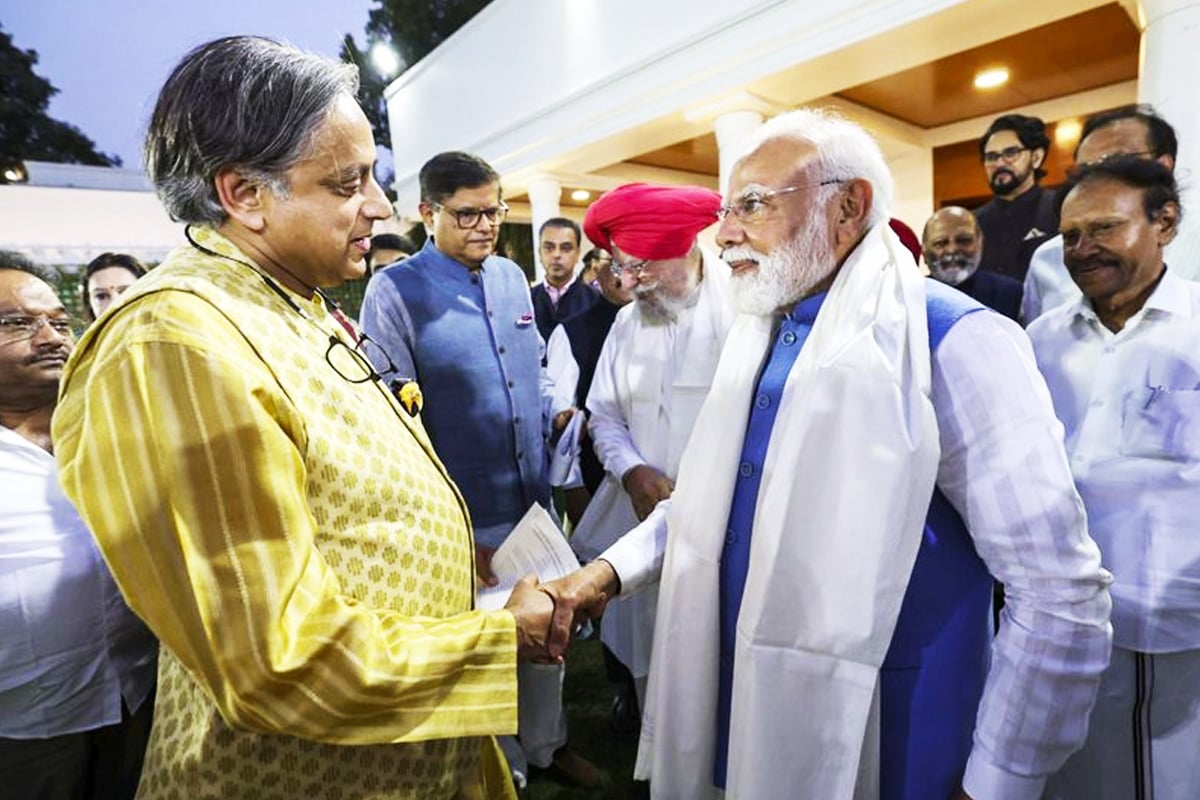 ভারতীয় নাবিকদের মৃত্যুতে ট্রাম্পকে উষ্মা প্রকাশ! মোদির প্রশংসায় থারুর, কংগ্রেসকে খোঁচা বিজেপির