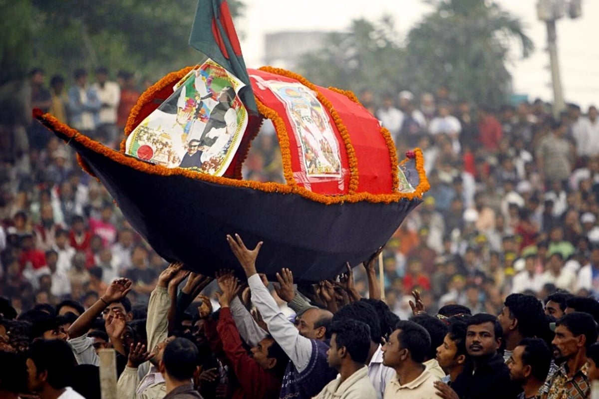 প্রতিষ্ঠাদিবসে কর্মসূচি পালনের পথে আওয়ামি লিগ! অশান্তির আশঙ্কায় বাংলাদেশজুড়ে জারি সতর্কতা