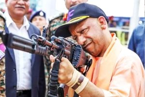 ‘যারা কথা শোনে না, তাদের গুলির ভাষাতেই বোঝাতে হয়’, সন্ত্রাস-হিংসা নিয়ে হুঙ্কার যোগীর