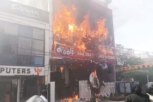 লখনউয়ের কোচিং সেন্টারে ভয়ংকর আগুন! মৃত অন্তত ৪, প্রাণ বাঁচাতে ঝাঁপ পড়ুয়াদের