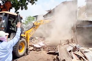 গুজরাটে ‘ভূতুড়ে’ বুলডোজারে গুঁড়িয়ে গেল ১০০ বাড়ি! পুরসভা বলল, ‘আমরা জানিই না’