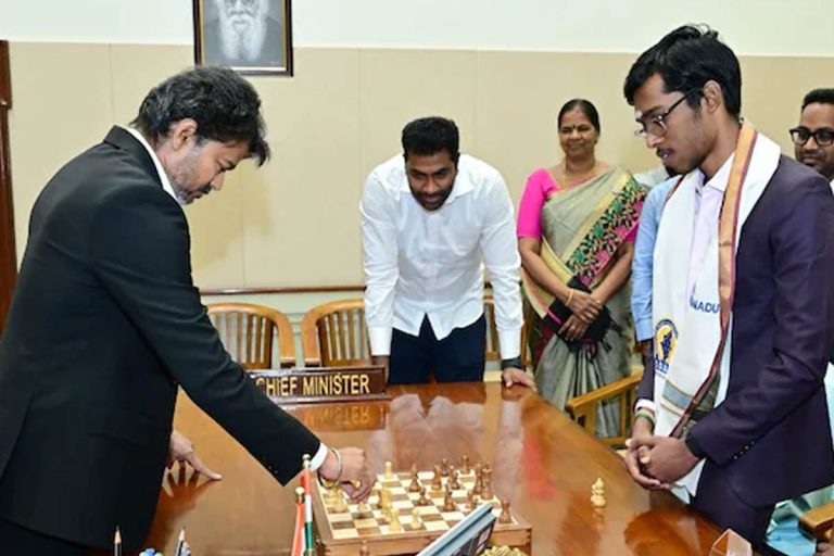 ‘জানতামই না উনি এত ভালো খেলেন’, বিজয়ের দাবার চালে মুগ্ধ চ্যাম্পিয়ন প্রজ্ঞানন্দ