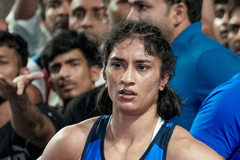 ভিনেশ বিতর্কে কড়া অবস্থানে ফেডারেশন, খতিয়ে দেখা হচ্ছে শোকজের জবাব