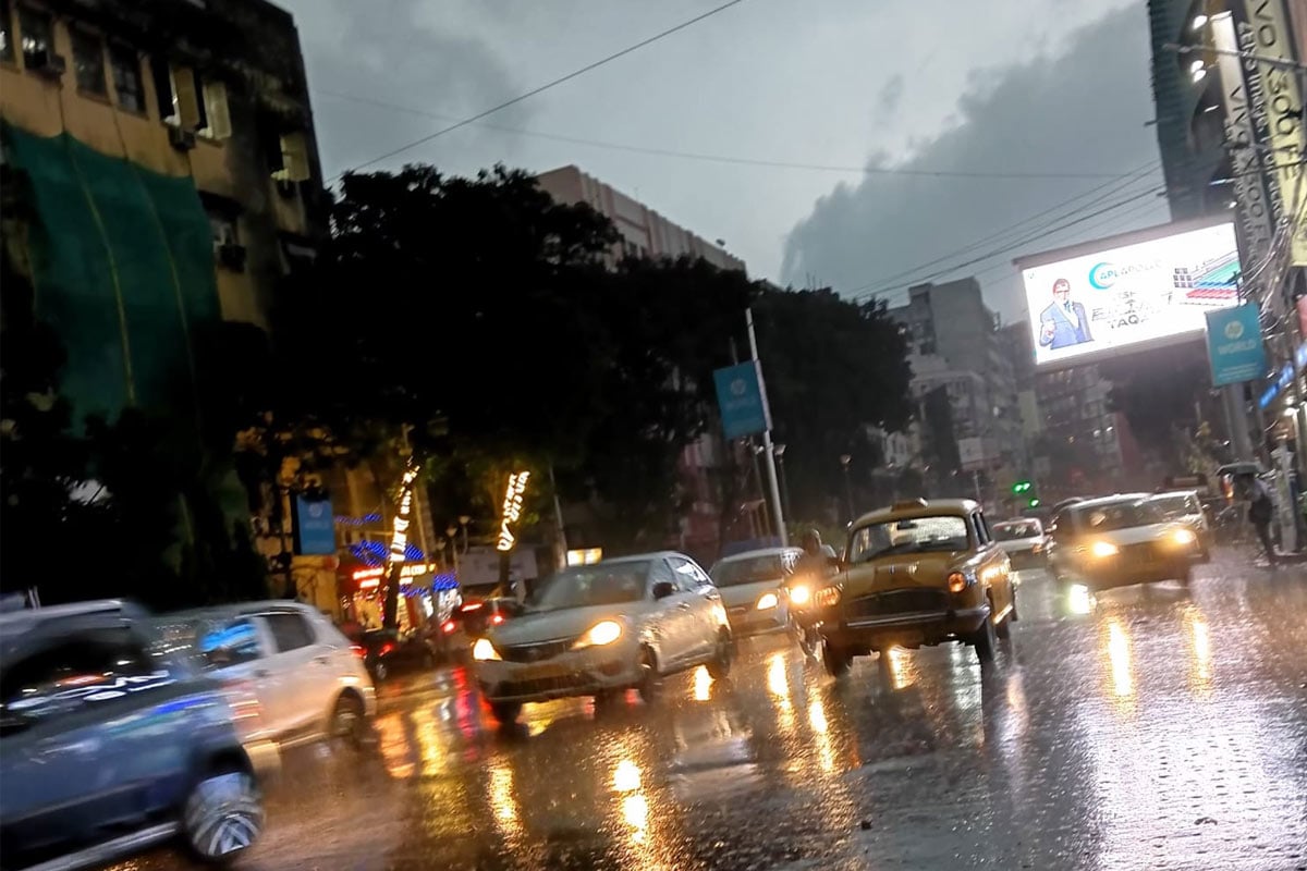 ‘আঁধার করে আসে’… বিকেলেই নামল রাত, কলকাতাজুড়ে প্রবল বৃষ্টিপাত