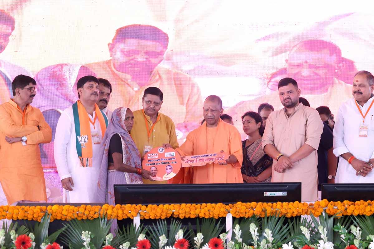 ‘জয় শ্রীরাম’, ‘জয় বুলডোজার বাবা’, মঞ্চে পা রাখতেই যোগীর উদ্দেশে স্লোগান জনতার