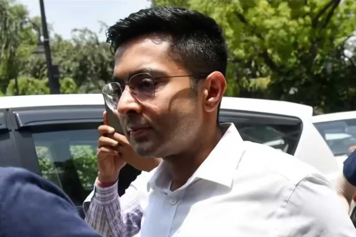 সই জাল কাণ্ডে হাজিরা দিতে কলকাতা ফিরলেন অভিষেক, বিমানবন্দরেই উঠল ‘চোর’ স্লোগান