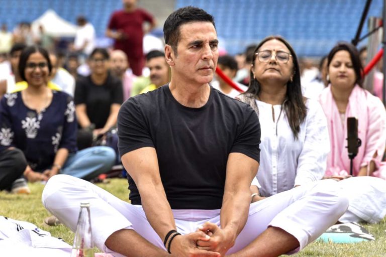 ‘তুই আমার মামা!’, কেন্দ্রীয় মন্ত্রীর যোগ ব্যায়াম ক্যাম্পে যাওয়ার পথে কেন মেজাজ হারালেন অক্ষয়?