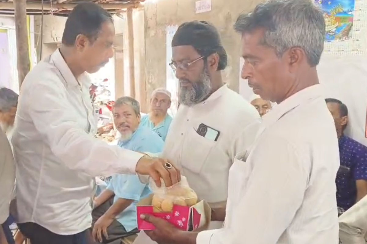 Sweets distribution by Arabul Islam in protest against Saokat Molla's arrest