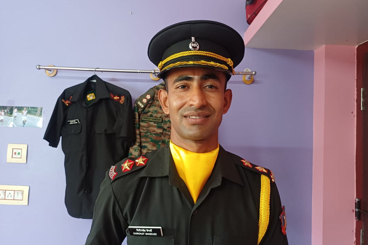 আর্থিক অনটনে শেষ হয়নি ইঞ্জিনিয়ারিং, অদম্য জেদে সেনার লেফটেন্যান্ট পদে গুসকরার তরুণ