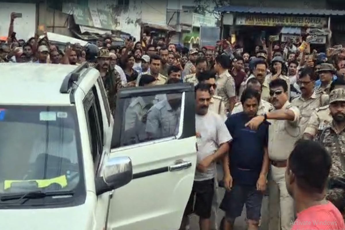 ২০২১-এ শুভেন্দুর গাড়িতে হামলা! বারবনির ‘ত্রাস’ তৃণমূল নেতাকে কোমরে দড়ি পুলিশের, জুতো জনতার