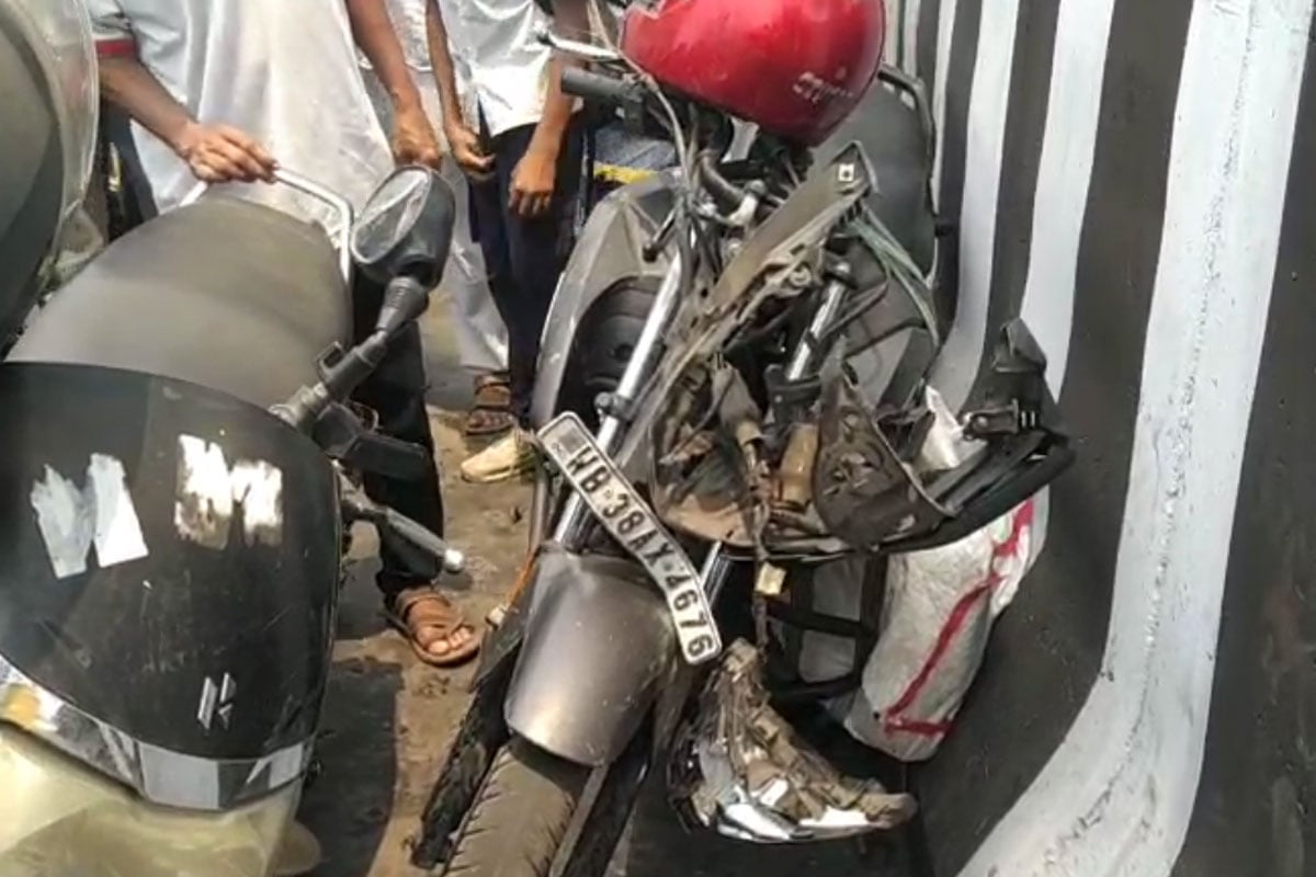 পৌঁছনো হল না গ্রাহকদের বাড়ি! পিকআপ ভ্যানের ধাক্কায় মৃত্যু ডেলিভারি বয়ের