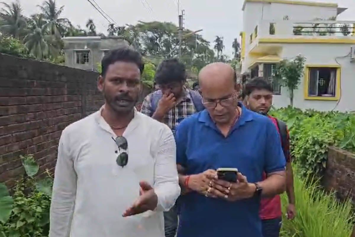 বরাদ্দ সত্ত্বেও হয়নি কাজ, তৃণমূল কাউন্সিলরকে বৃষ্টিতে বেহাল বারাসত ঘুরে দেখালেন বিজেপি কর্মীরা