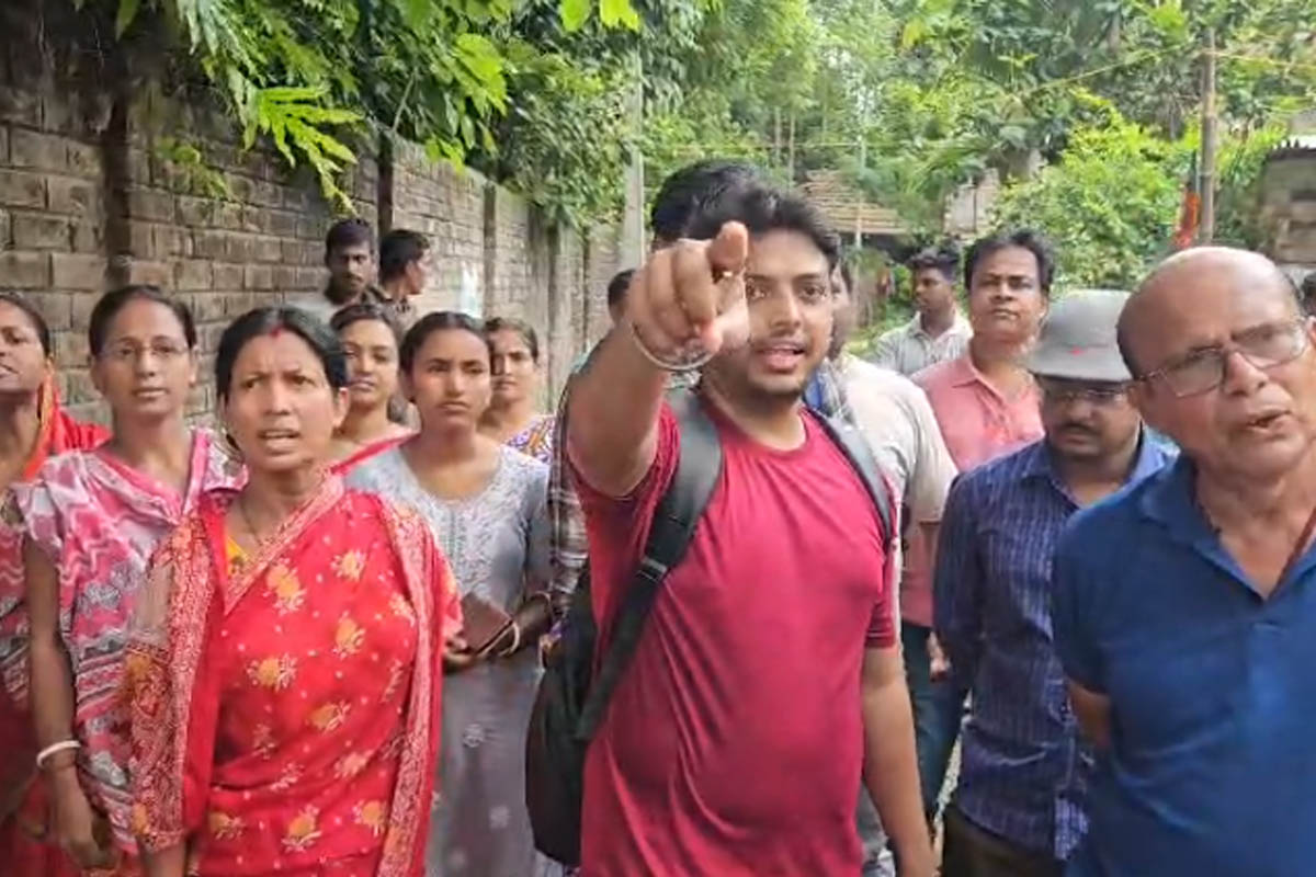 BJP workers showed dilapidated area to Tmc councillor in Barasat