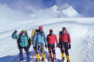 বয়সকে তুড়িতে উড়িয়ে দুর্গম ‘মুকার বে’ শৃঙ্গ জয় ষাটোর্ধ্ব বসন্তর